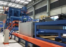 輥道通過(guò)式拋丸機(jī)可選擇PLC一鍵啟動(dòng)，無(wú)間隙連續(xù)通過(guò)拋丸打砂